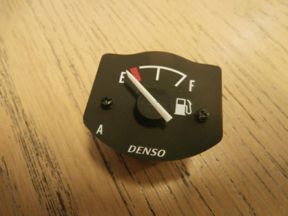 Framsidan på Bensinmätare från en Suzuki GSX 750 -2002 motorcykel.