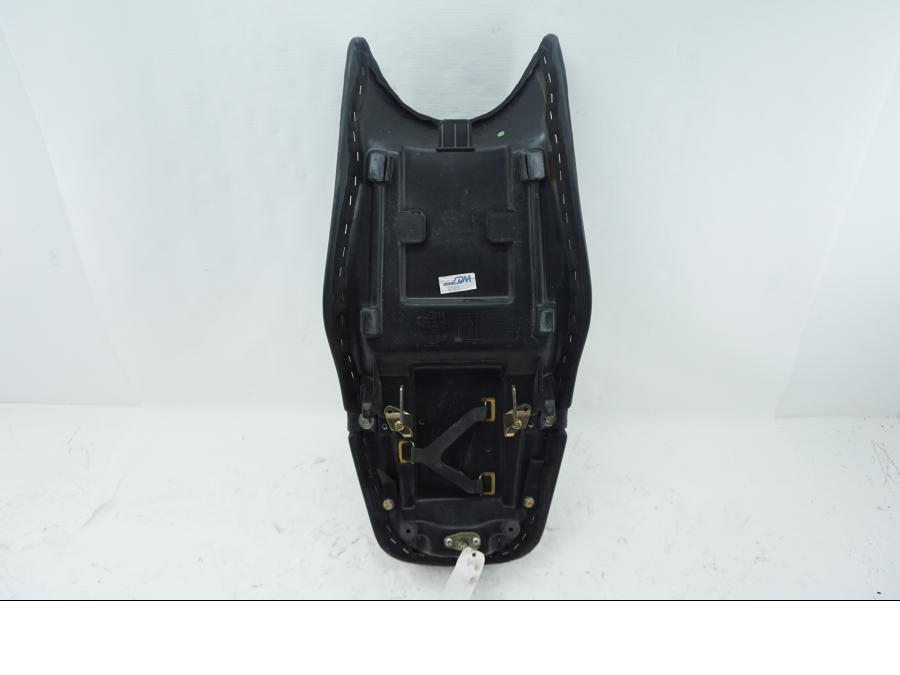 Snett nerifrån på Sadel från en Triumph TT 600 -2001 motorcykel.