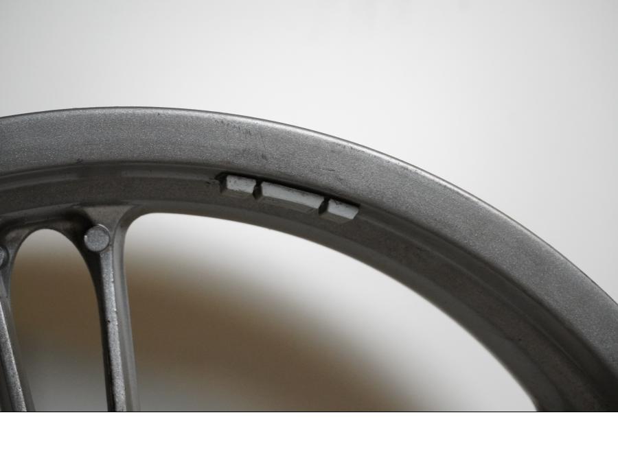 Snett uppifrån på Fälg från en Yamaha YZF-R 125 -2009 motorcykel.