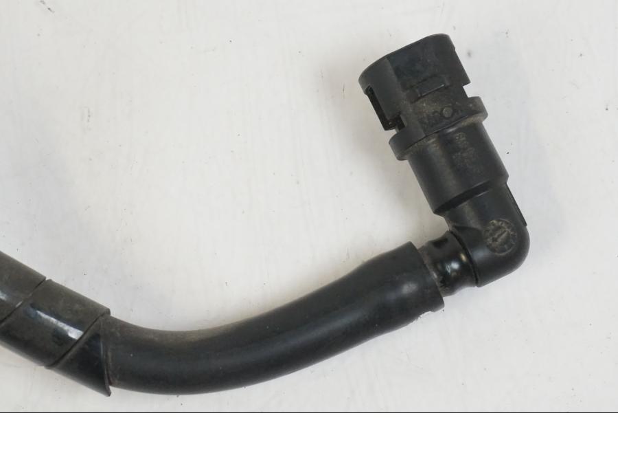 Baksidan på Bensinledning från en Suzuki VZR 1800 -2009 motorcykel.