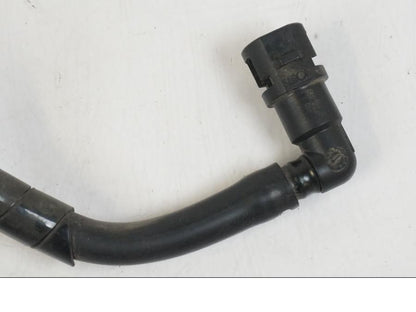 Baksidan på Bensinledning från en Suzuki VZR 1800 -2009 motorcykel.