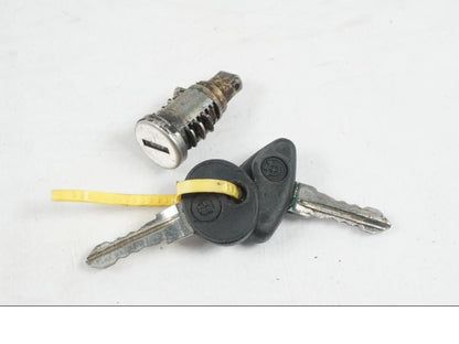 Baksidan på <p>Låssats från BMW R 1100 RS 1997.</p>

<p>2st nycklar, tändningslås, sadellås, tanklock.</p>

<p>Mindre lackskada på tanklocket se bild.</p> motorcykel.