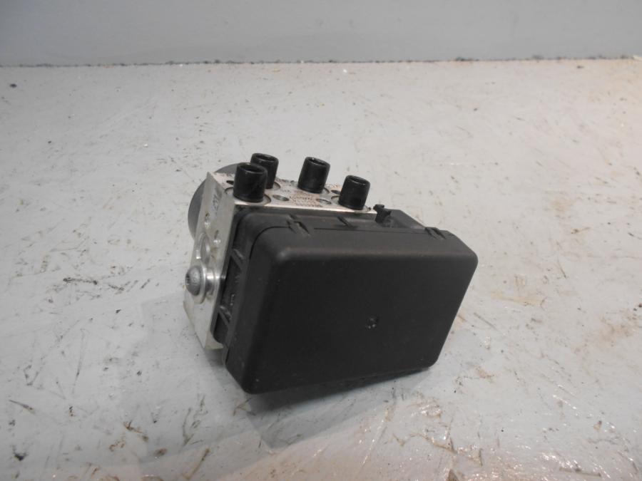 Baksidan på ABS Modulator från en Aprilia Tuono V4R -2016 motorcykel.