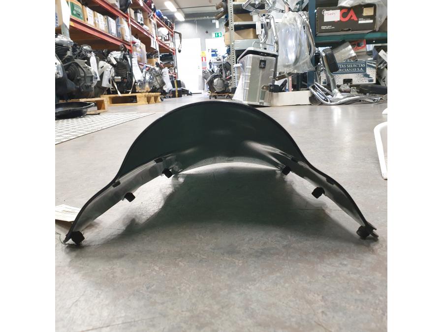 Snett uppifrån på Vindruta från en BMW S 1000 RR -2011 motorcykel.