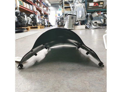 Snett uppifrån på Vindruta från en BMW S 1000 RR -2011 motorcykel.