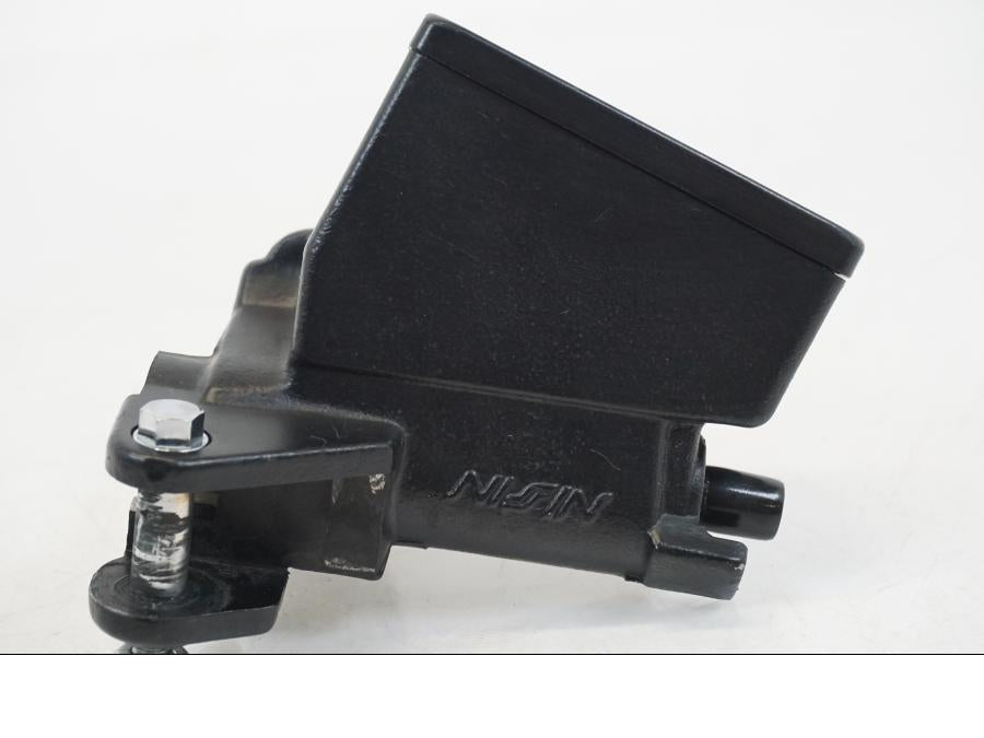 Snett nerifrån på Bromshuvudcylinder från en Suzuki GSX 1300 R -2017 motorcykel.