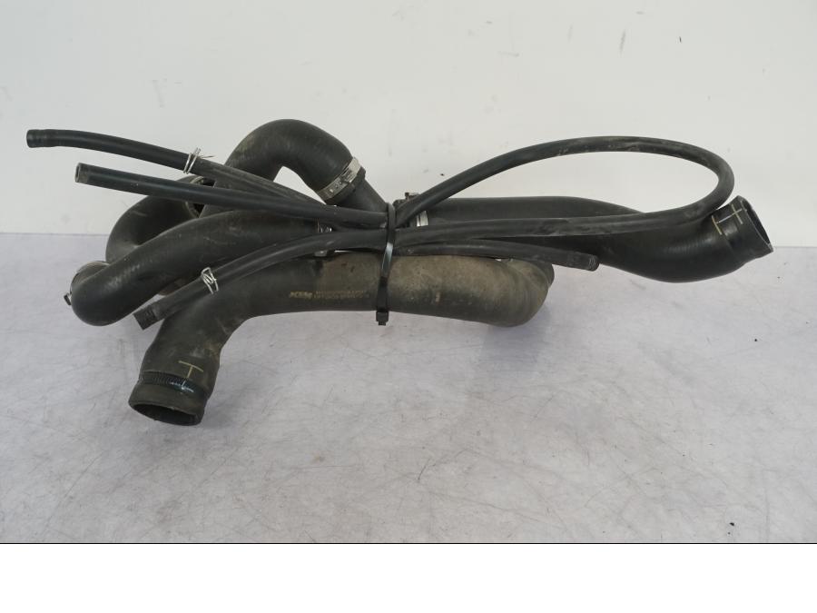 Baksidan på Vattenkyl Slang Set från en KTM 1290 Super Adventure R -2018 motorcykel.