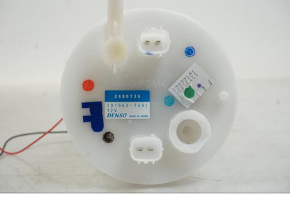 Snett nerifrån på Bensinpump insprut från en Triumph Speed Triple -2021 motorcykel.