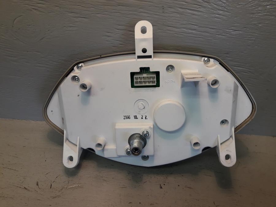 Baksidan på Instrumentpanel från en Yamaha Cygnus -2007 motorcykel.