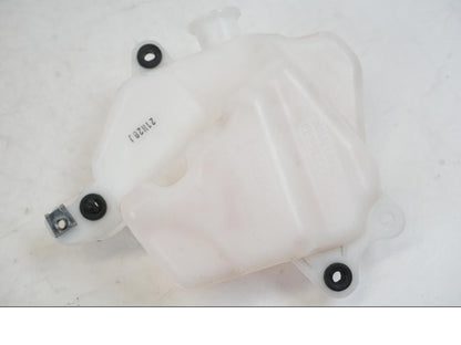 Framsidan på Vattenexpansionskärl från en Triumph Speed Triple -2021 motorcykel.