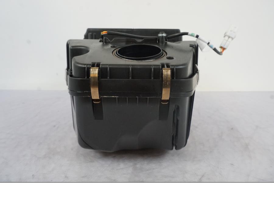 Höger sida på Luftburk från en KTM 1290 Super Duke R -2023 motorcykel.