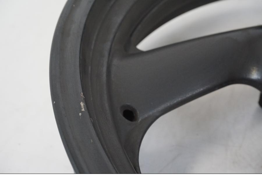 Vänster sida på Fälg från en Yamaha XJR 1300 -2002 motorcykel.