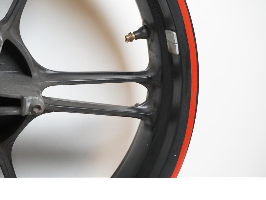 Extrabild5 på Fälg från en Yamaha YZF-R 125 -2009 motorcykel.