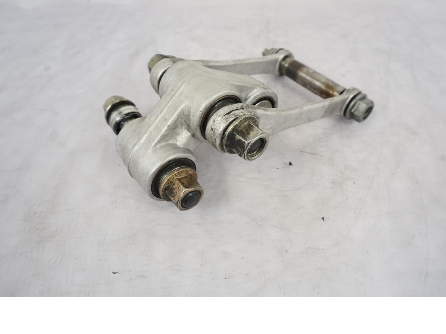 Framsidan på Stötdämparlänkage från en KTM 640 SM -2005 motorcykel.