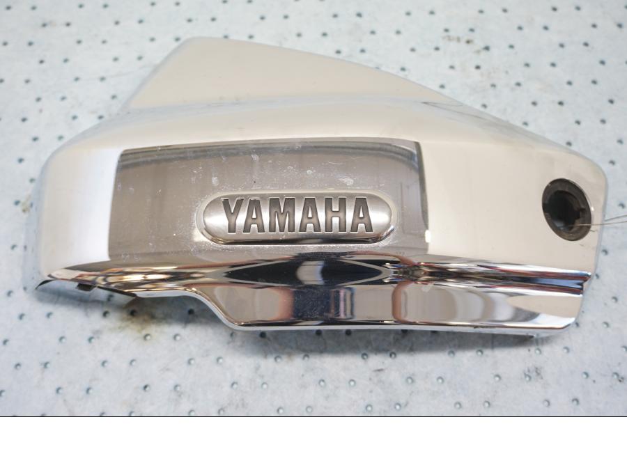 Framsidan på Sidopanel från en Yamaha XVS 1100 -2000 motorcykel.