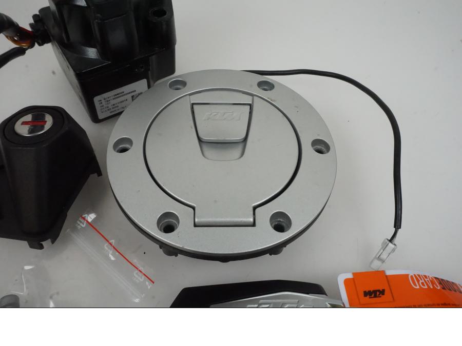 Höger sida på Låssats från en KTM 1290 Super Duke -2019 motorcykel.