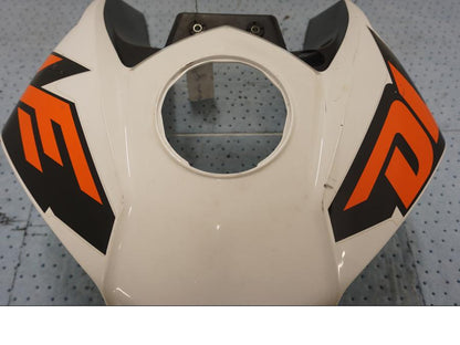 Vänster sida på Bensintankskåpa från en KTM 125 Duke -2014 motorcykel.