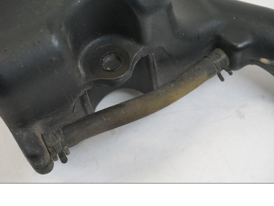 Höger sida på Vattenxpansionskärl från en Kawasaki VN 800 -2000 motorcykel.