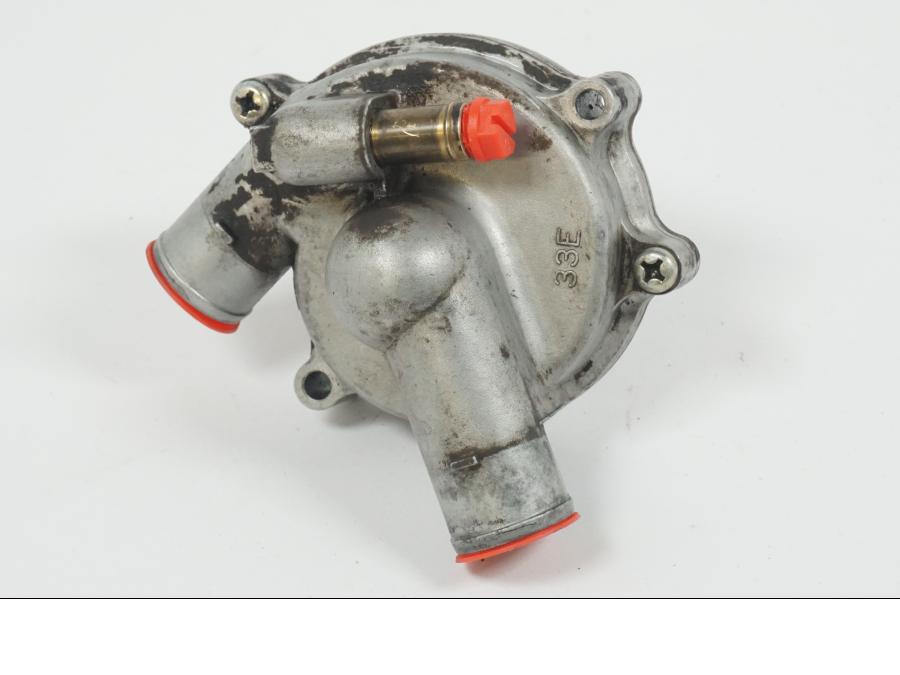 Baksidan på Vattenpump från en Suzuki GSX-R 750 -1997 motorcykel.