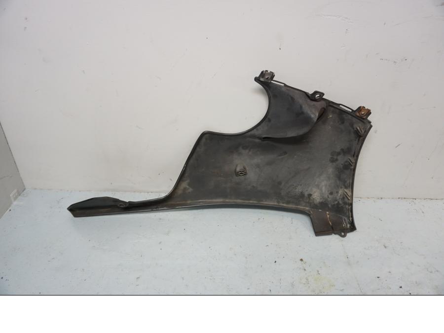 Baksidan på Magkåpa från en Honda CBR 900 RR -1996 motorcykel.