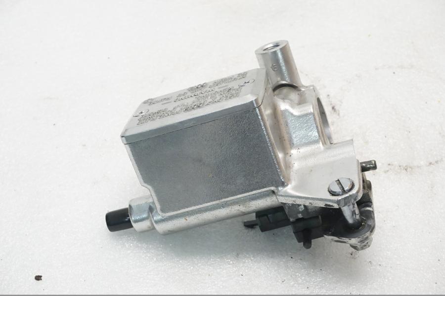 Framsidan på Kopplingshuvudcylinder från en Kawasaki VN 1500 Mean Streak -2003 motorcykel.