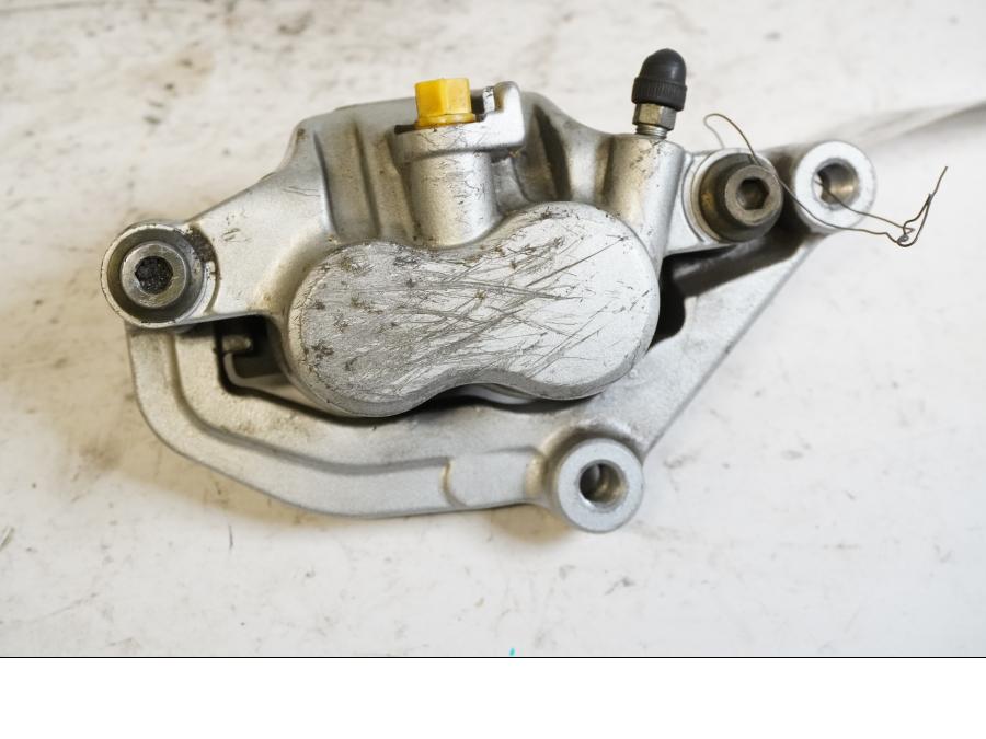 Framsidan på Bromsok från en Yamaha XVS 1100 -2001 motorcykel.