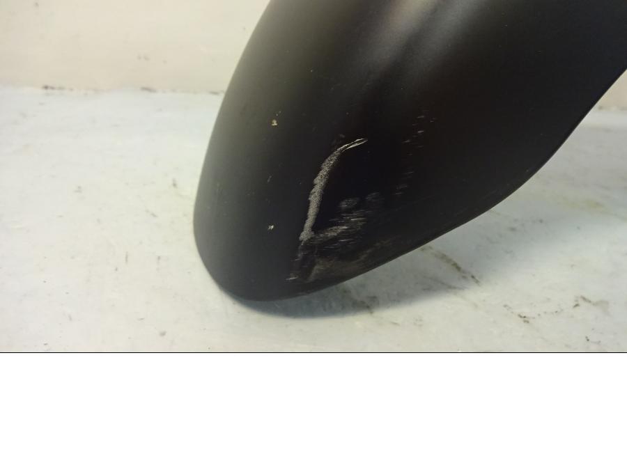 Snett uppifrån på Framskärm från en Indian Chieftain Dark Horse -2018 motorcykel.