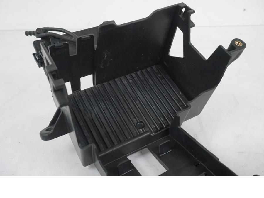 Vänster sida på Batterihållare från en KTM 1290 Super Duke R EVO -2023 motorcykel.