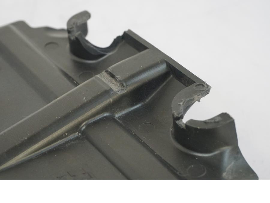 Snett uppifrån på Batterihållare från en KTM 1290 Super Duke R -2018 motorcykel.