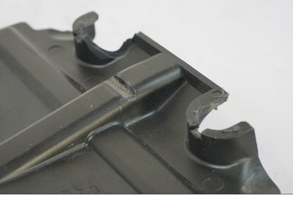 Snett uppifrån på Batterihållare från en KTM 1290 Super Duke R -2018 motorcykel.