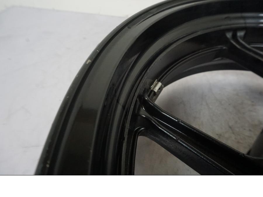 Höger sida på Fälg från en Kawasaki Versys 650 -2014 motorcykel.