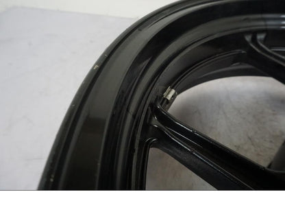 Höger sida på Fälg från en Kawasaki Versys 650 -2014 motorcykel.