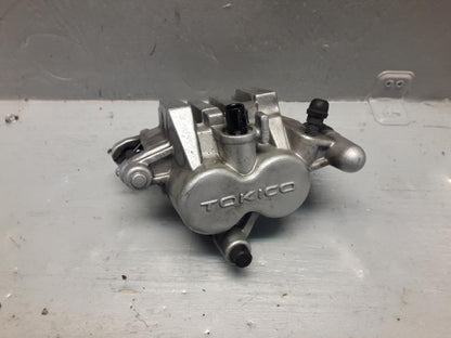 Framsidan på Bromsok från en Suzuki VL 800 -2009 motorcykel.