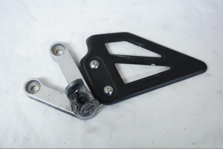 Framsidan på Fotpinnefäste från en Suzuki GSX-R 750 -2001 motorcykel.