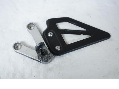 Framsidan på Fotpinnefäste från en Suzuki GSX-R 750 -2001 motorcykel.