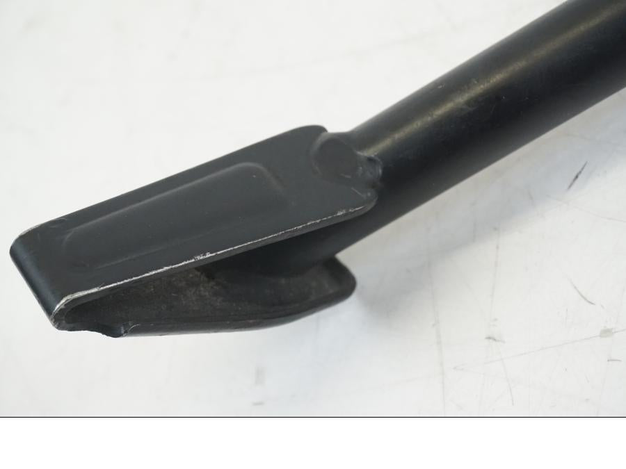 Vänster sida på Sidostöd från en Ducati Hyperstrada -2013 motorcykel.