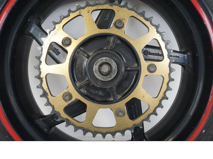 Baksidan på Hjulpaket från en Aprilia RS 250 -1998 motorcykel.