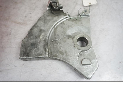 Snett nerifrån på Bromsoksfäste från en Kawasaki Z 1000 -2008 motorcykel.