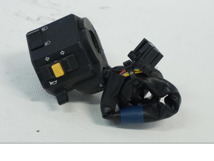 Framsidan på Styrelreglage från en Buell XB9S -2003 motorcykel.