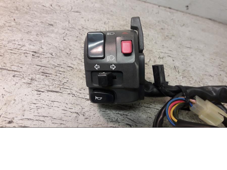 Framsidan på Styrelreglage från en Yamaha FZ-S 600 -2000 motorcykel.