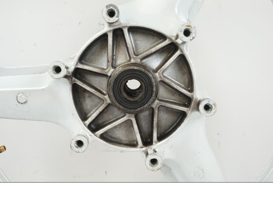 Extrabild3 på Fälg från en Honda CBR 1000 F -1989 motorcykel.