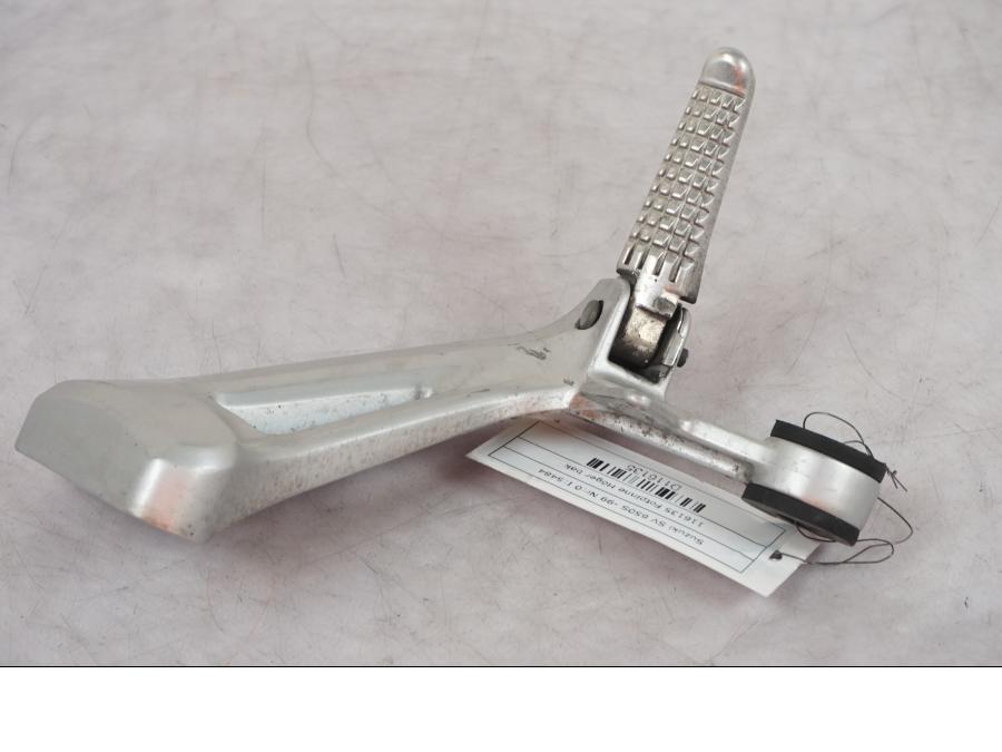 Snett uppifrån på Fotpinne från en Suzuki SV 650 -1999 motorcykel.