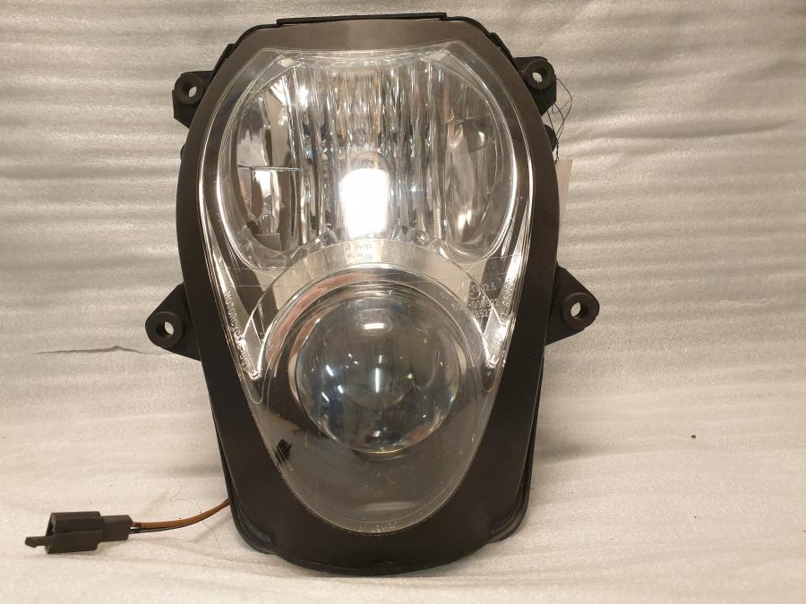 Framsidan på Strålkastare från en Suzuki GSX 1300 R -1999 motorcykel.