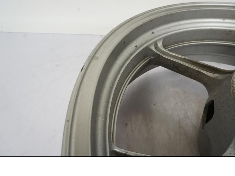 Höger sida på Fälg från en Kawasaki ER-6F -2010 motorcykel.