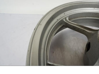 Höger sida på Fälg från en Kawasaki ER-6F -2010 motorcykel.