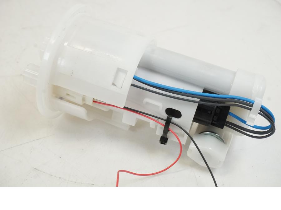 Vänster sida på Bensinpump insprut från en Triumph Speed Triple -2021 motorcykel.