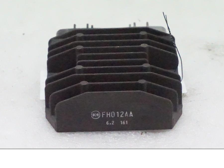 Framsidan på Likriktare från en Yamaha FZ1-S -2006 motorcykel.