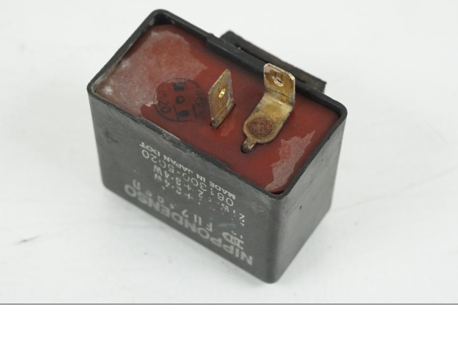 Snett nerifrån på Blinkersrelä från en Suzuki GS 1000 -1978 motorcykel.