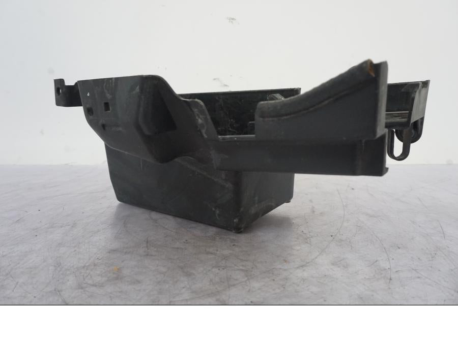 Framsidan på Batterihållare från en Kawasaki Versys 650 -2014 motorcykel.