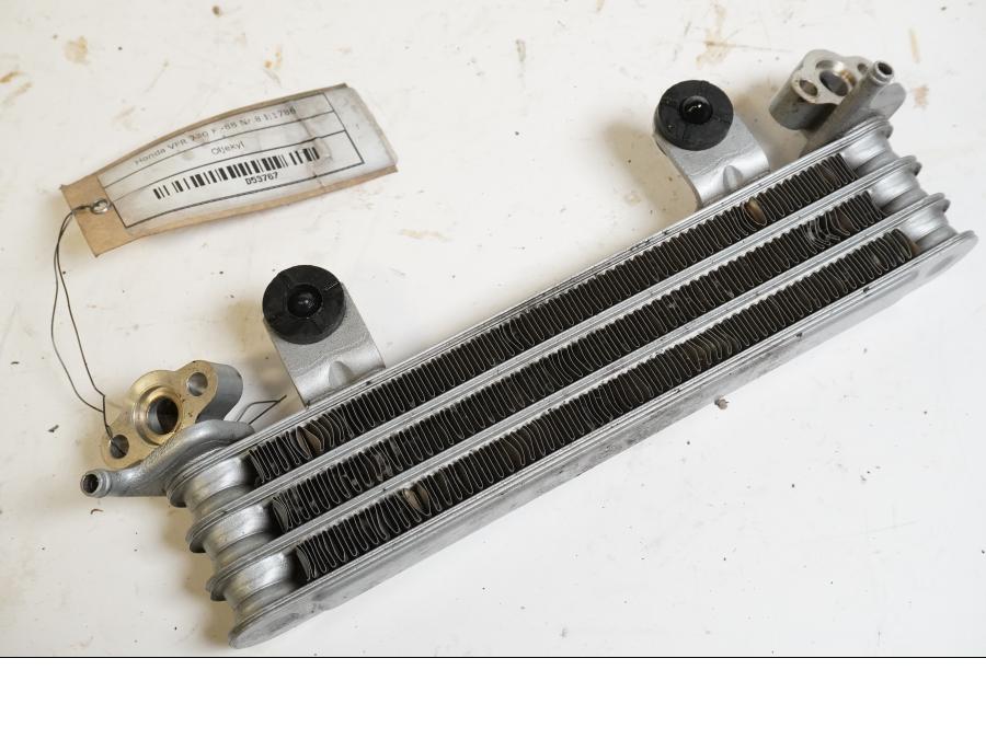 Vänster sida på Oljekyl från en Honda VFR 750 -1988 motorcykel.